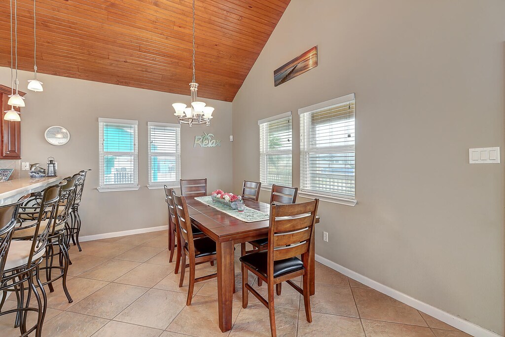 2nd Floor. Dining area table seats 6