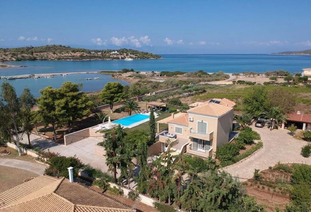 Property Image 1 - Spacious Seafront villa with infinity pool