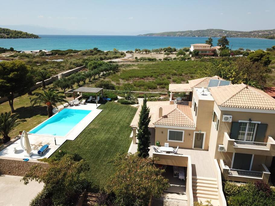 Property Image 2 - Spacious Seafront villa with infinity pool