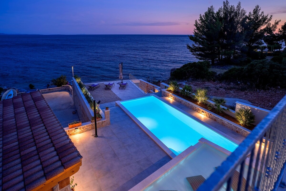 Property Image 2 - Modern Seafront Villa with Pool and Garden