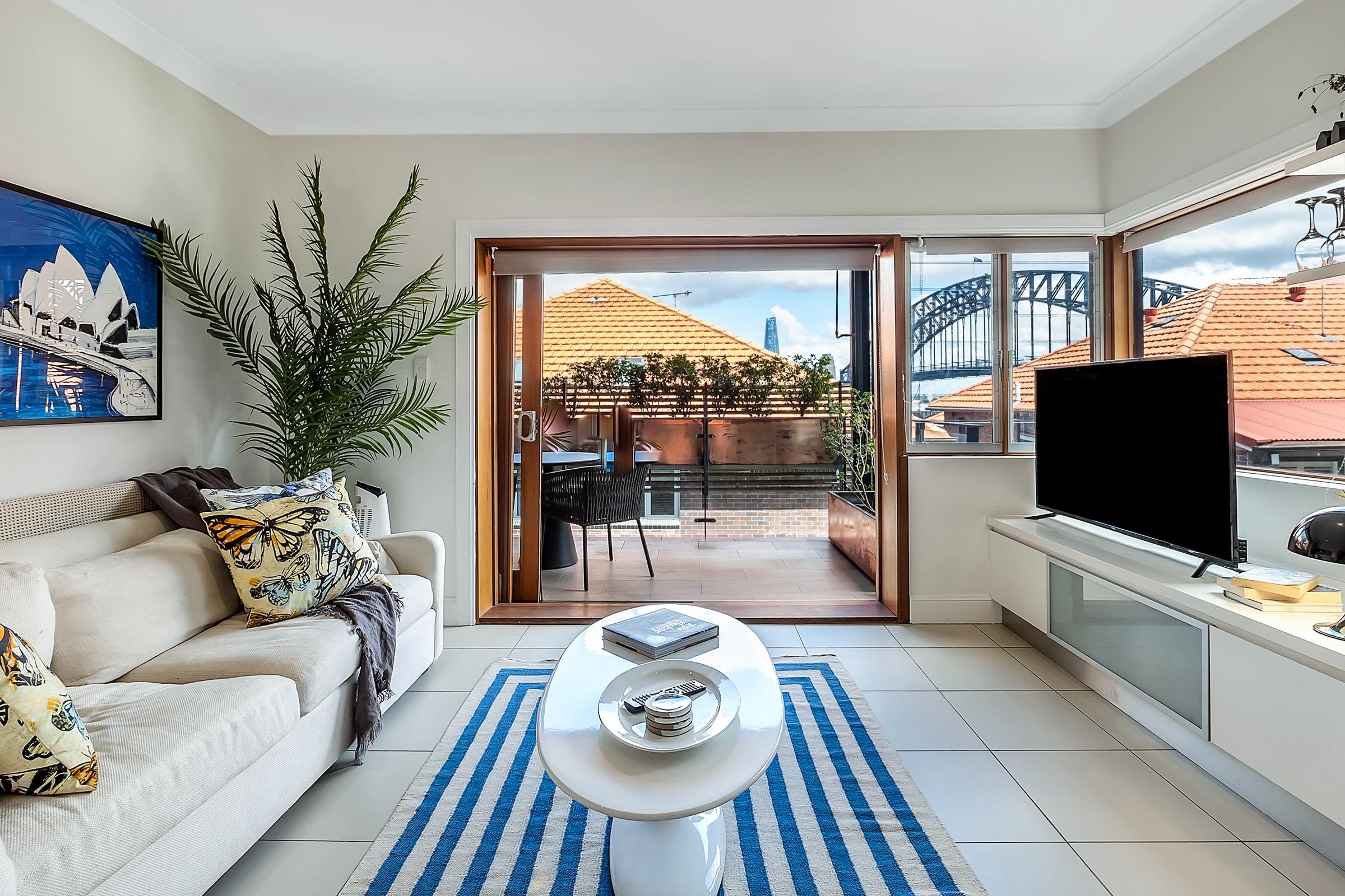 Property Image 1 - Chic 2 Bed Apartment with Stunning Sydney Harbour Bridge Views