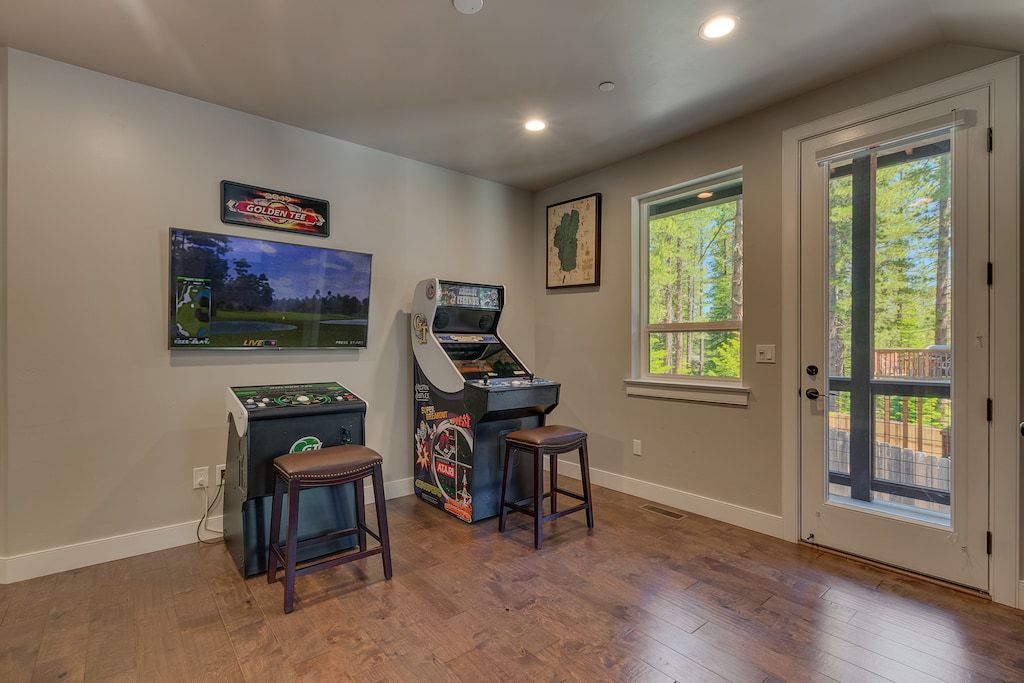 Recreation area with arcades