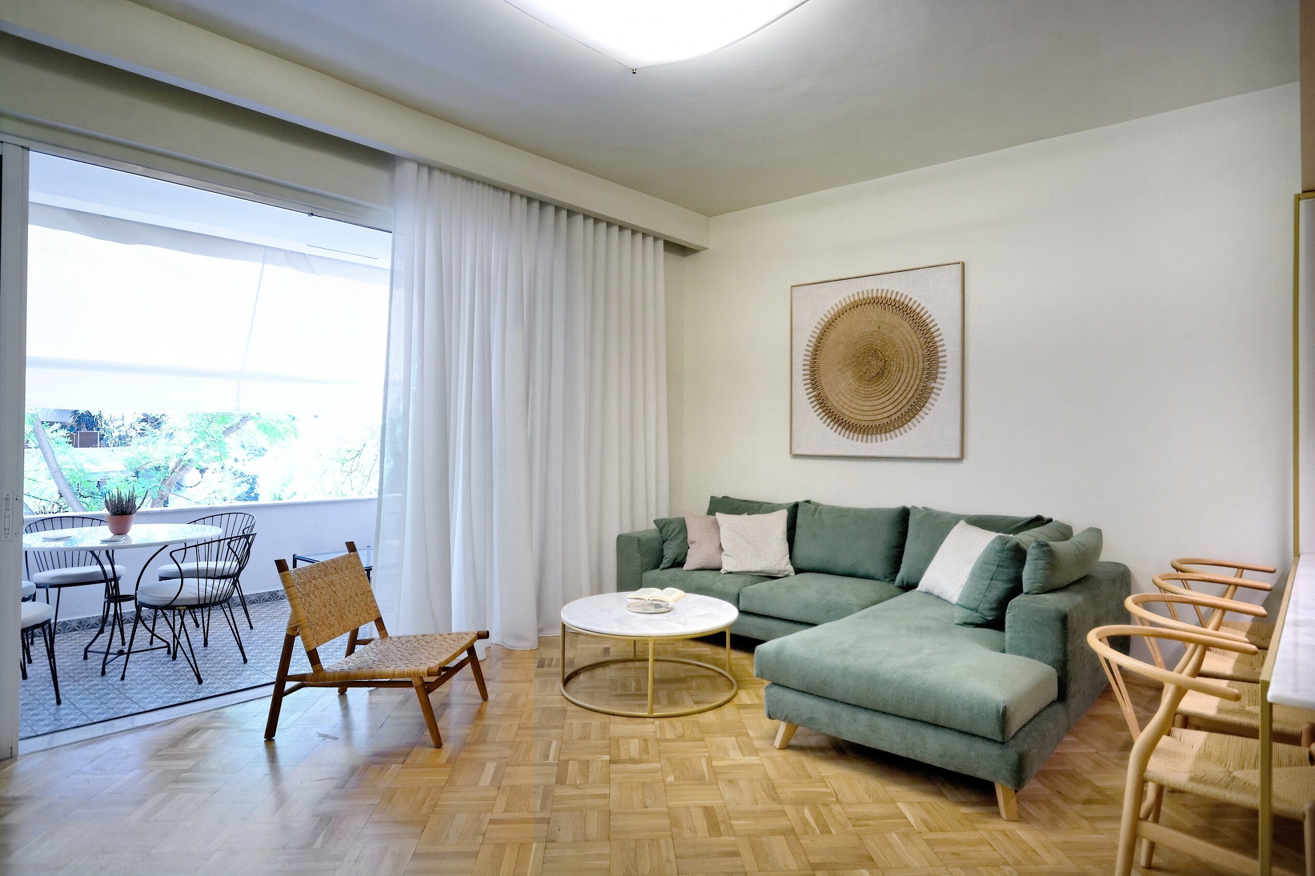 An extra luxurious apartment in one of the hippest areas of Athens! With 3 bedrooms with en-suite bathrooms with cabin shower, a big terrace with furniture overlooking the Dexameni Park and all the amenities you wish you would have, this apartment will be the gem of your visit in Athens