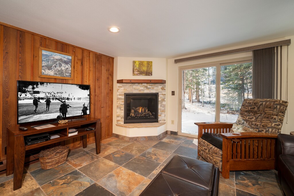 SWP Beaver Village 414 fireplace & TV