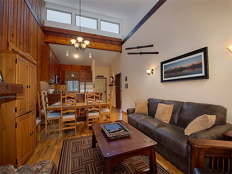 StayWinterPark_BeaverVillage_LivingRoom1_Unit1734