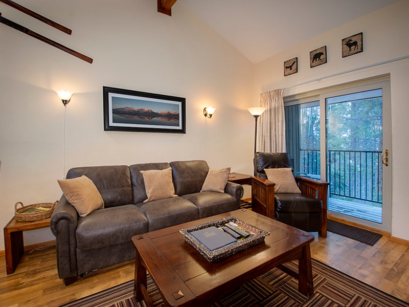 StayWinterPark_BeaverVillage_LivingRoom_Unit1734