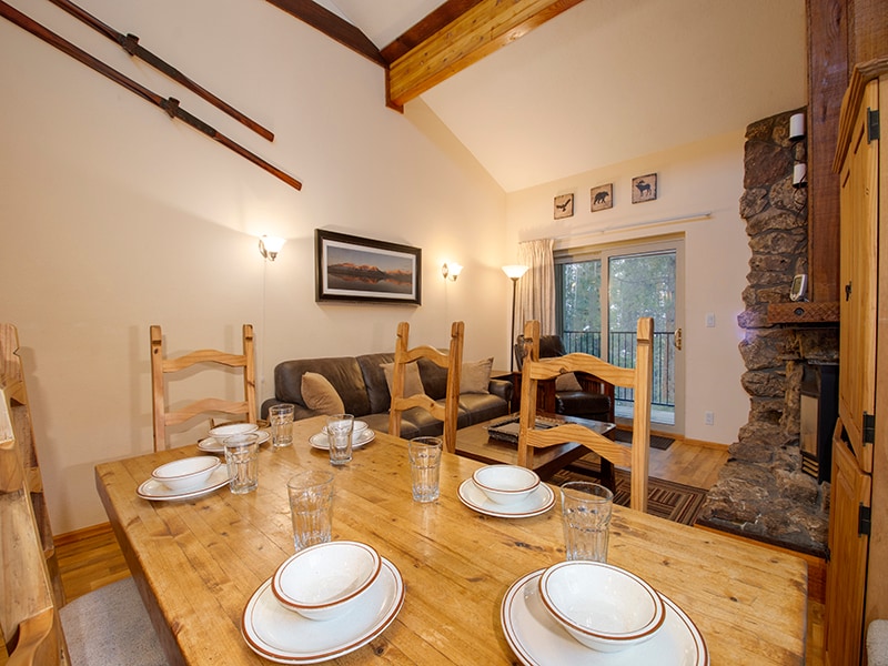 StayWinterPark_BeaverVillage_DiningArea1_Unit1734