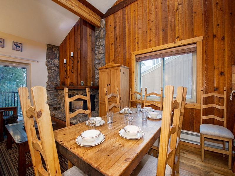 StayWinterPark_BeaverVillage_DiningArea_Unit1734