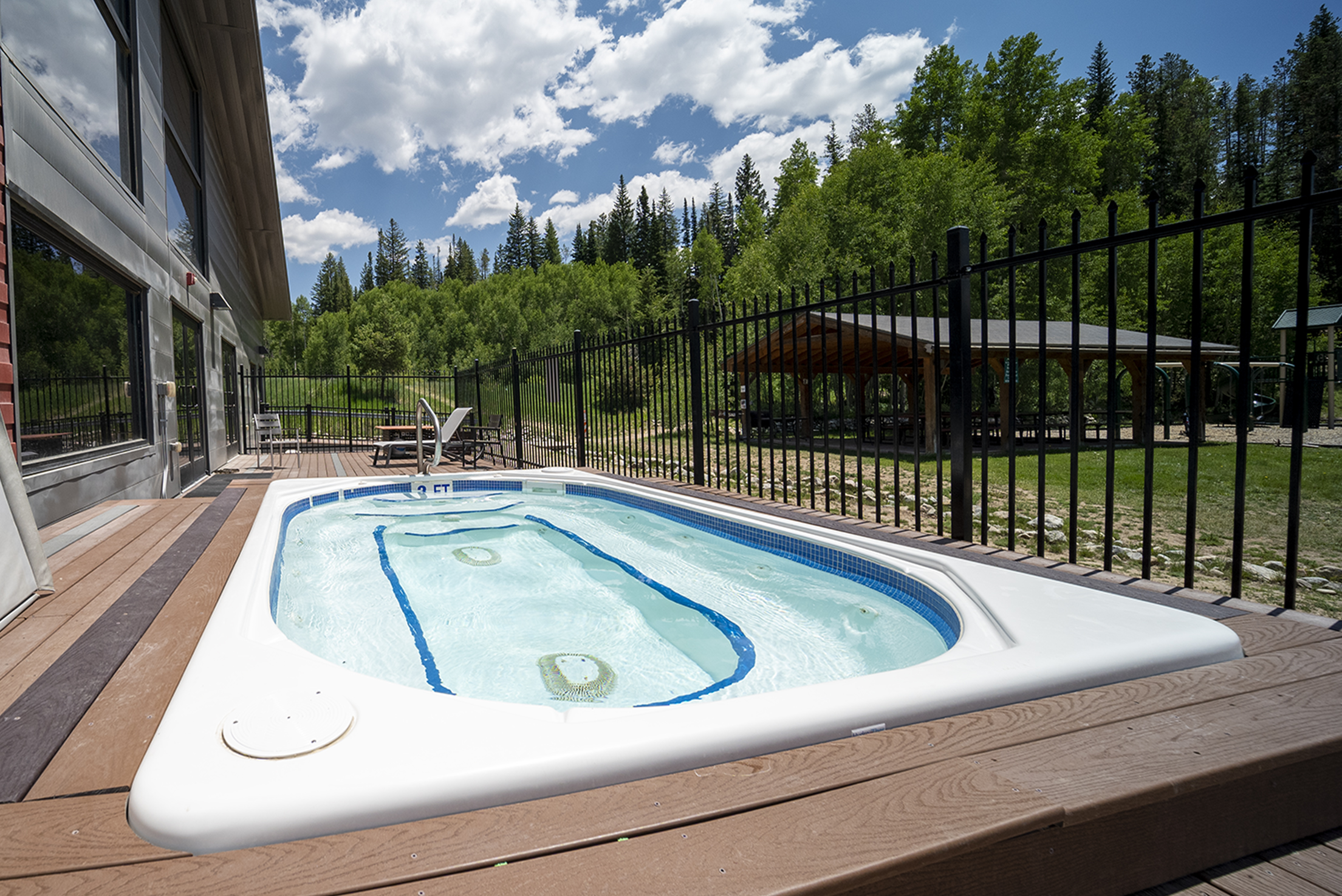 StayWinterPark Hi Country Haus Club House outdoor hot tub
