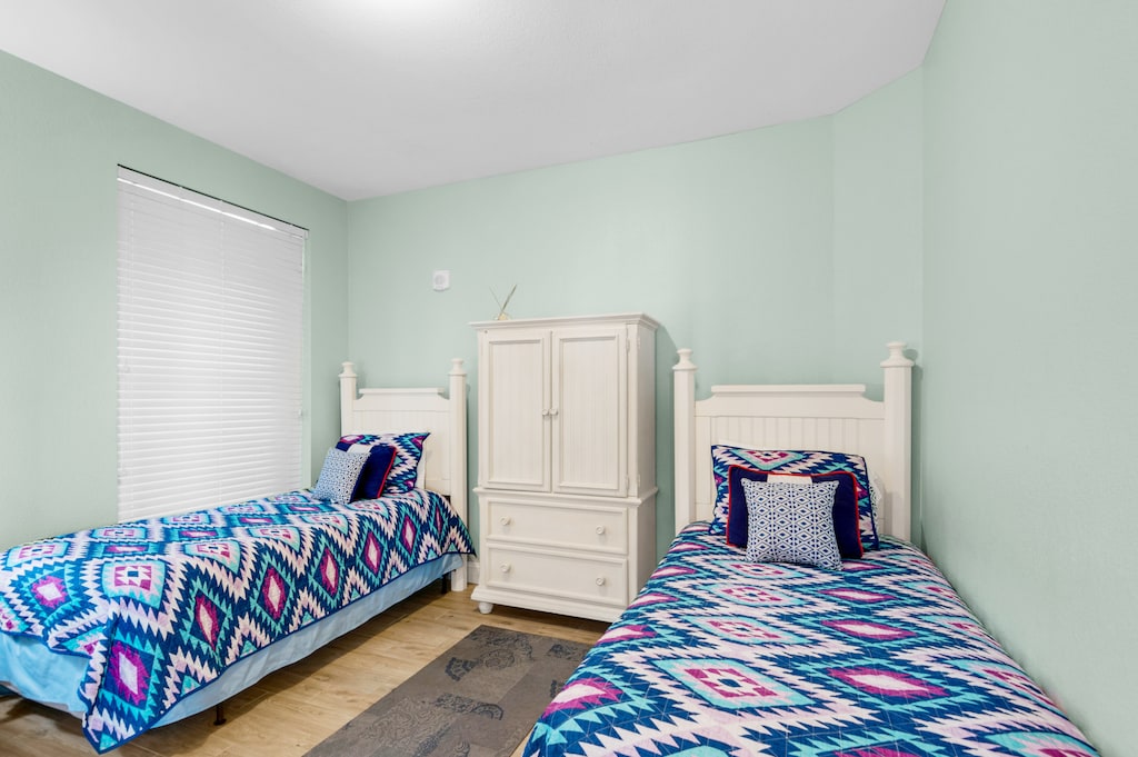 Guest bedroom with 2 twin beds