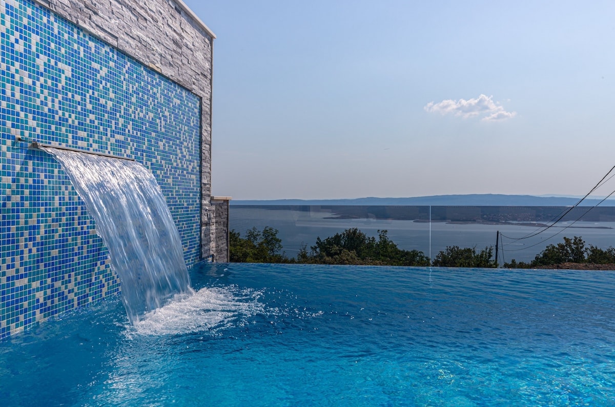Property Image 2 - Hillside Villa with Infinity Pool and Sea View