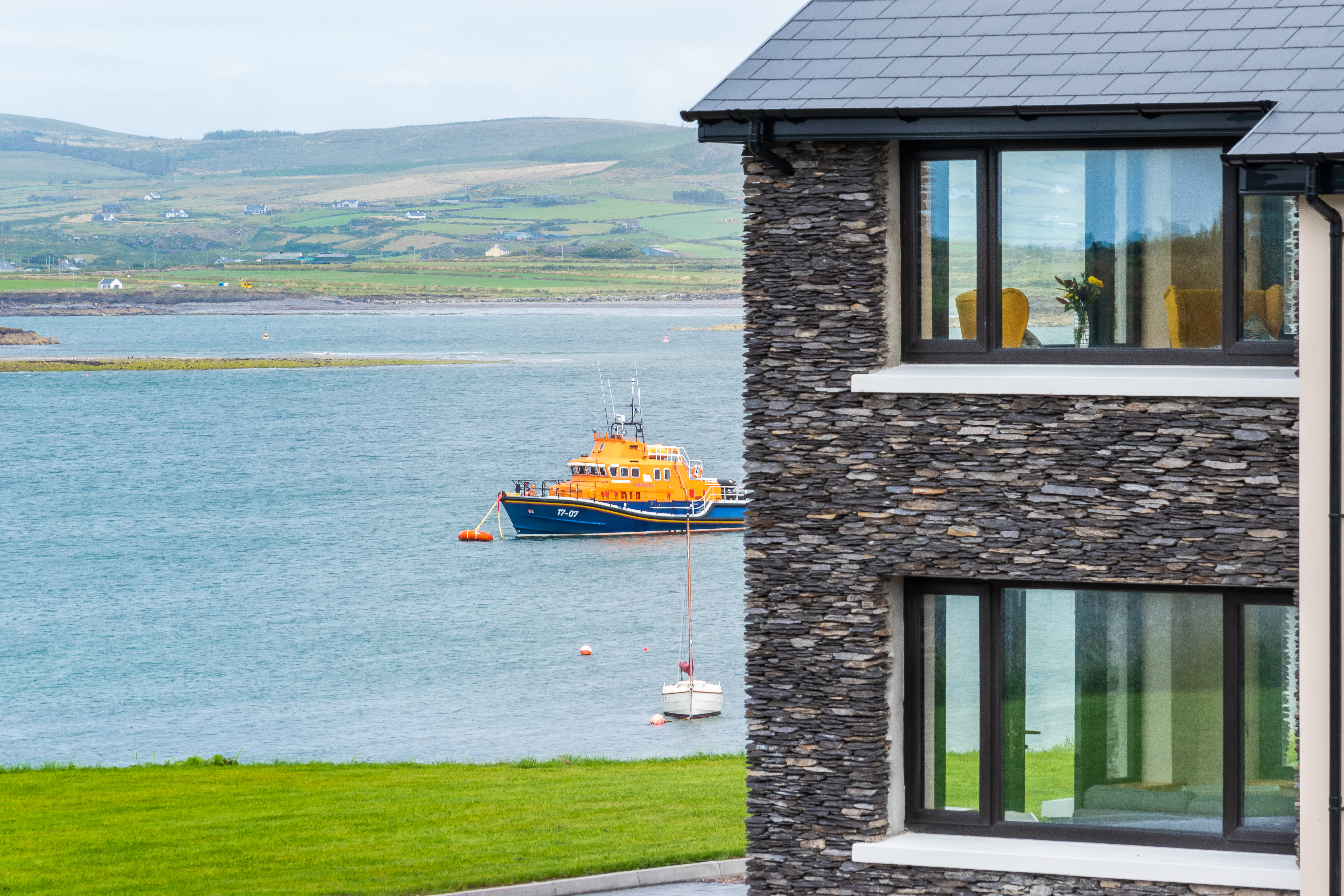 Luxury 4 bedroom holiday home overlooking the sea on Valentia Island