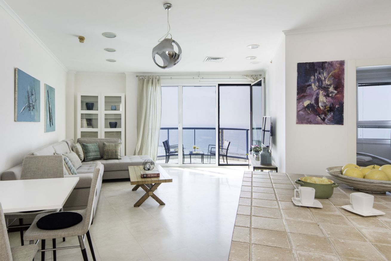 Property Image 2 - Luxurious beachfront 2BR apartment with access to a rooftop swimming pool.