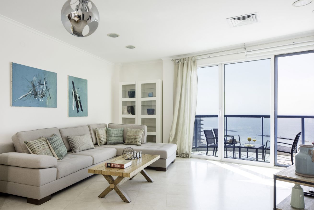 Property Image 1 - Luxurious beachfront 2BR apartment with access to a rooftop swimming pool.