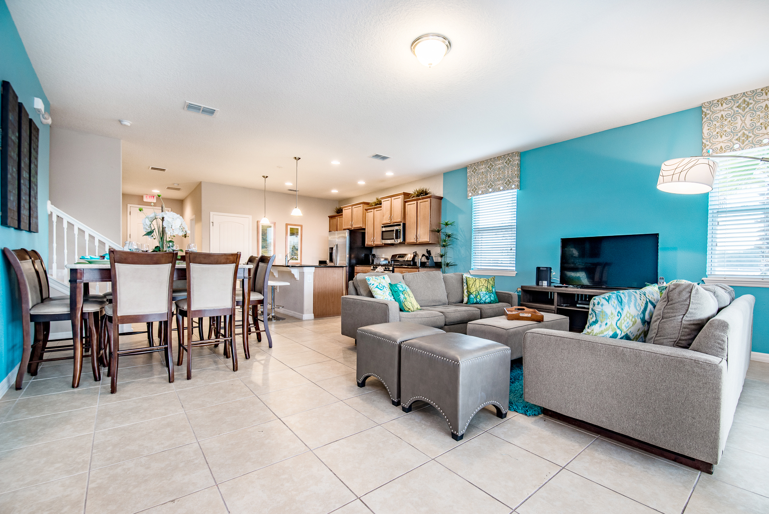 Beautiful townhouse in Davenport Florida - Open-concept living area seamlessly connected to a stylish dining space and kitchen - Harmonious color scheme with pops of accent colors for visual interest - Thoughtful mix of textures
