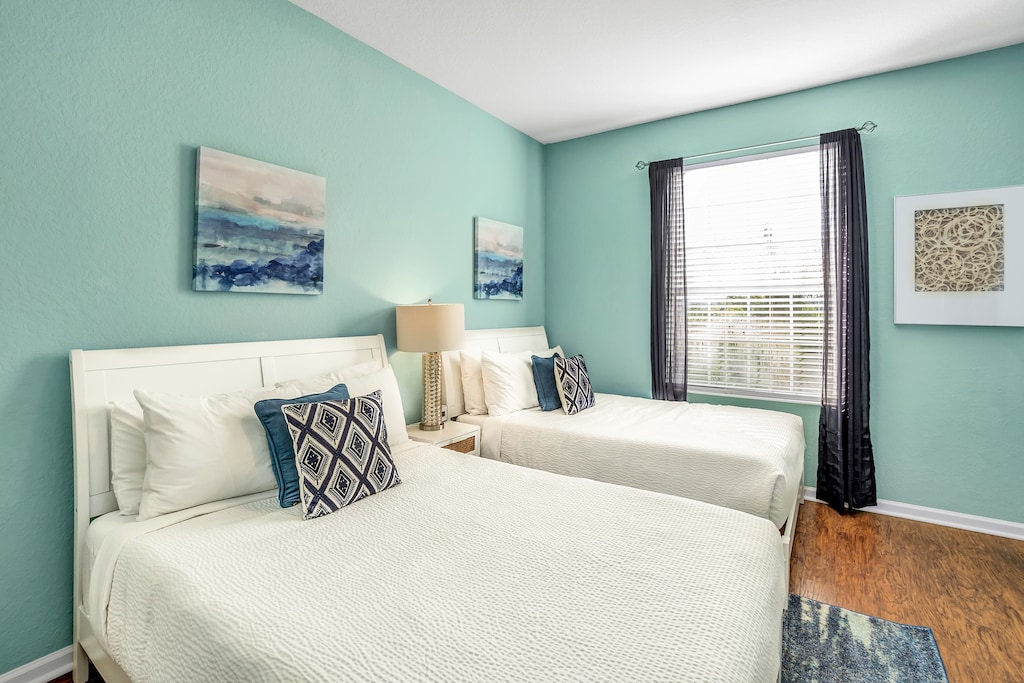 Imposing bedroom of the condo in Orlando - A Cozy twin beds retreat with neat linen and soft pillows - Walls superbly decored with aesthetic wall paintings - Bright window with outstanding views