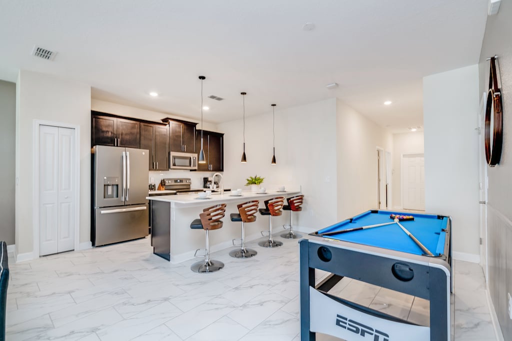 This fully equipped kitchen has all the necessary amenities if you wish to prepare a home-cooked meal.