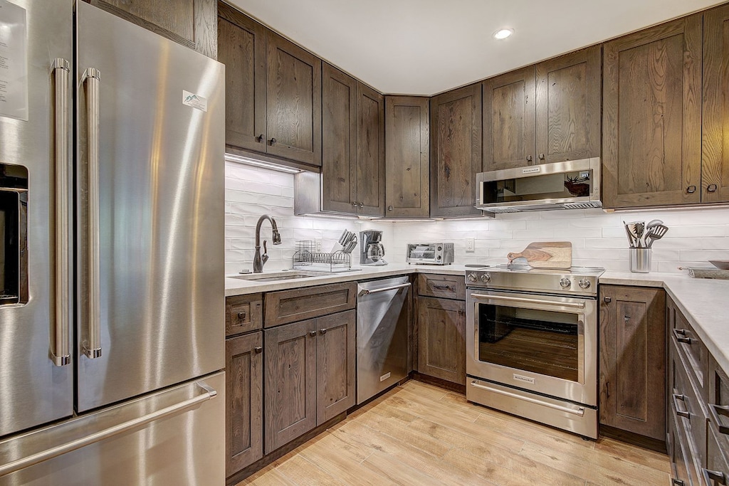 Fully equipped gourmet kitchen with modern stainless steel appliances - 