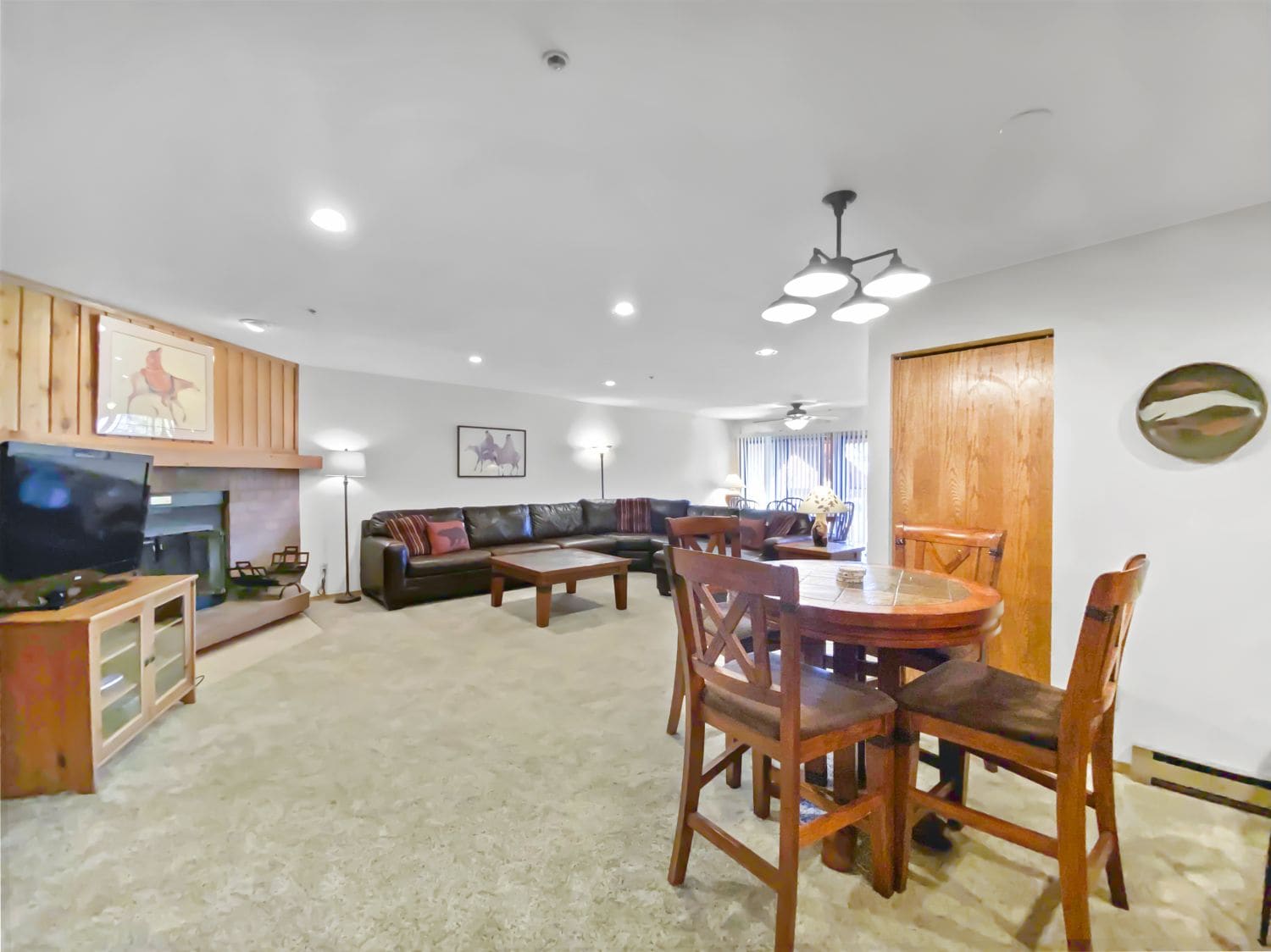Spacious open layout, great for entertaining friends and family! - 