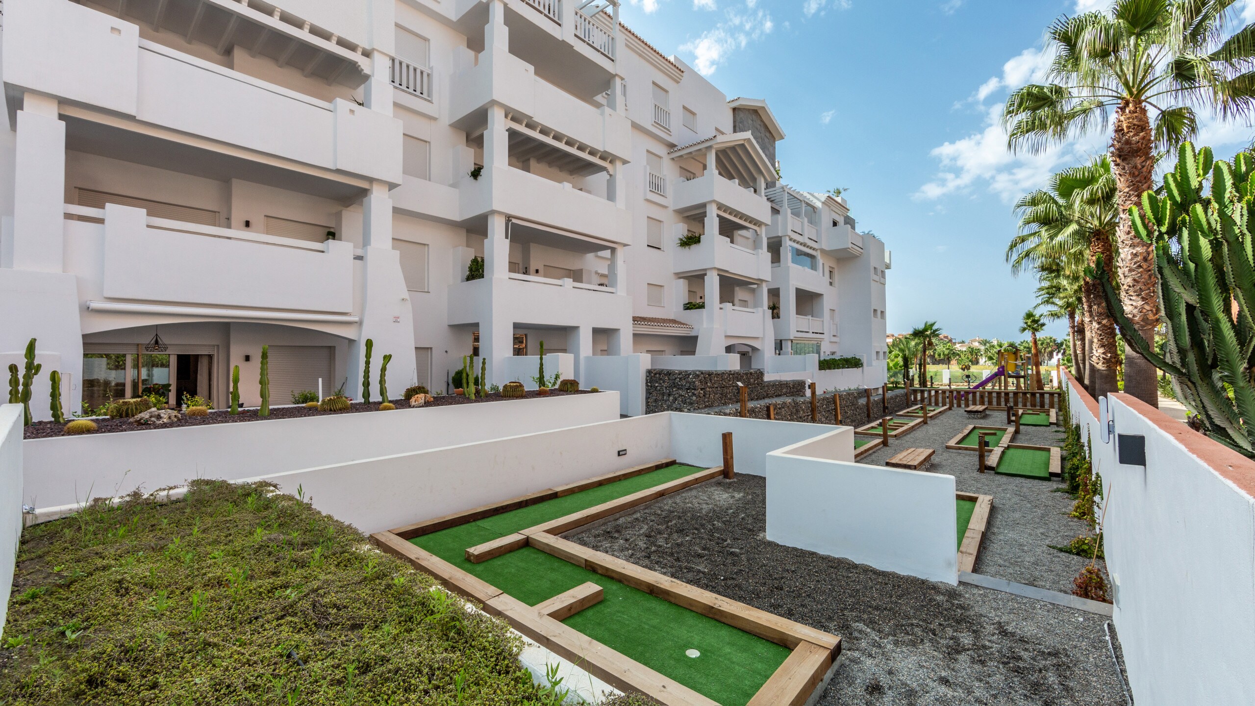 2 bedroom and 2 bathroom apartment with beautiful golf views and fully equipped with the best brands