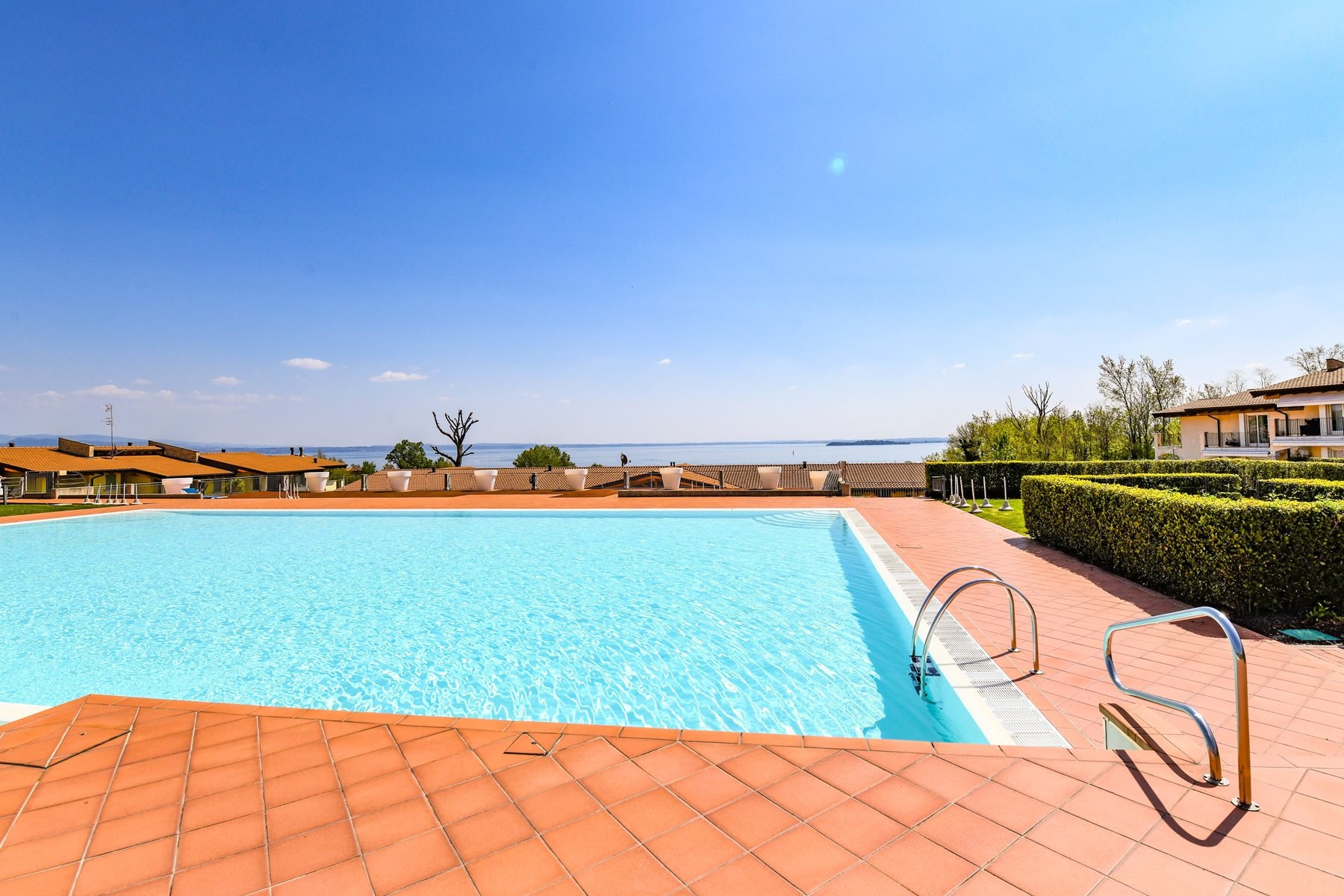 Property Image 2 - cosy apartment with beautiful lake view and pool in Manerba del Garda