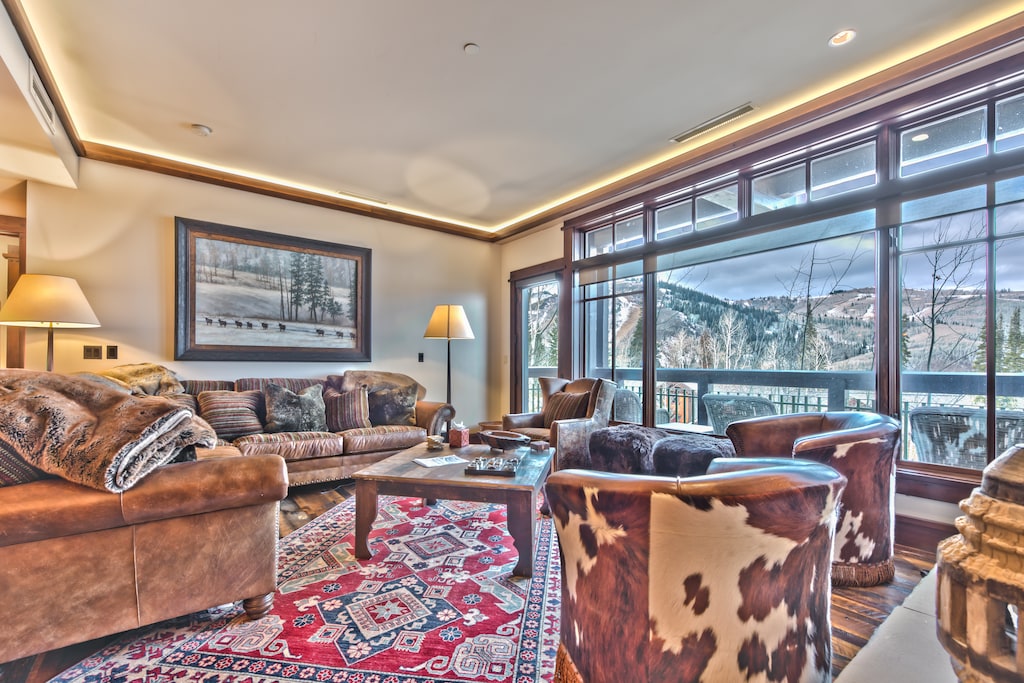 Spacious Living Room with Cozy Mountain Furnishings, a Warm Fireplace, Private Deck and Stunning Views!