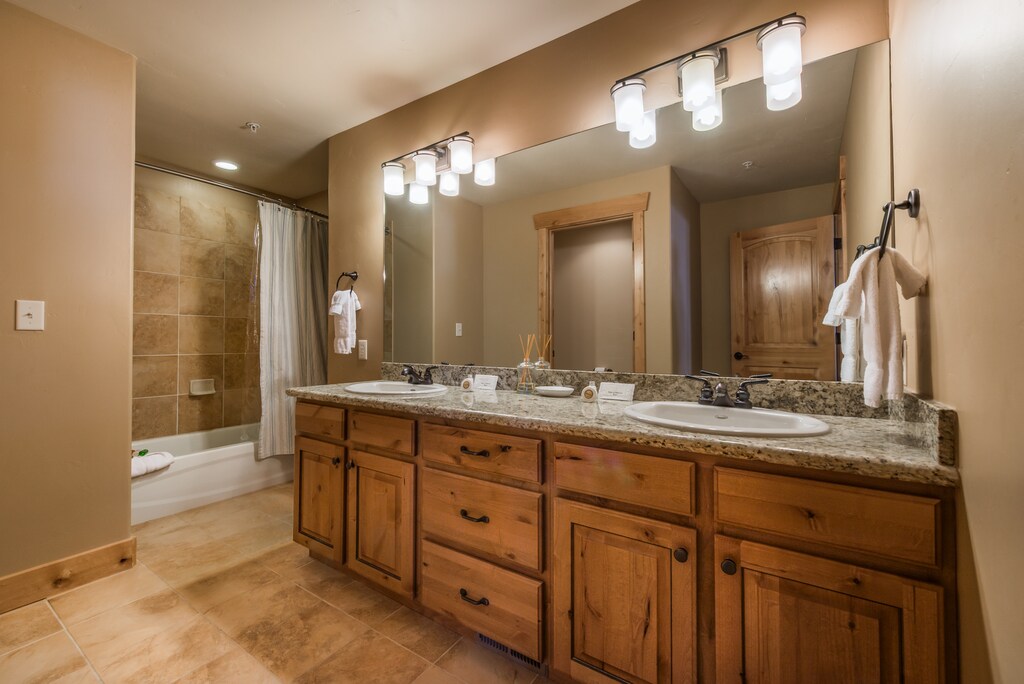Bedroom 2 - Full Bath with Tub/Shower