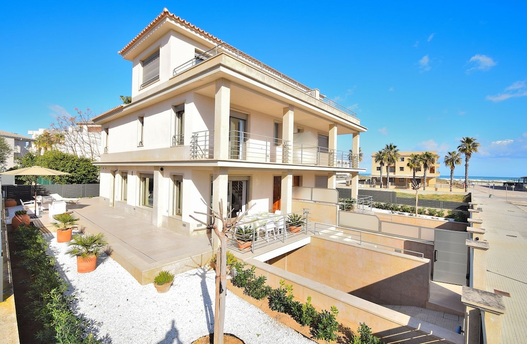 Exterior picture of the luxury villa in Can Picafort