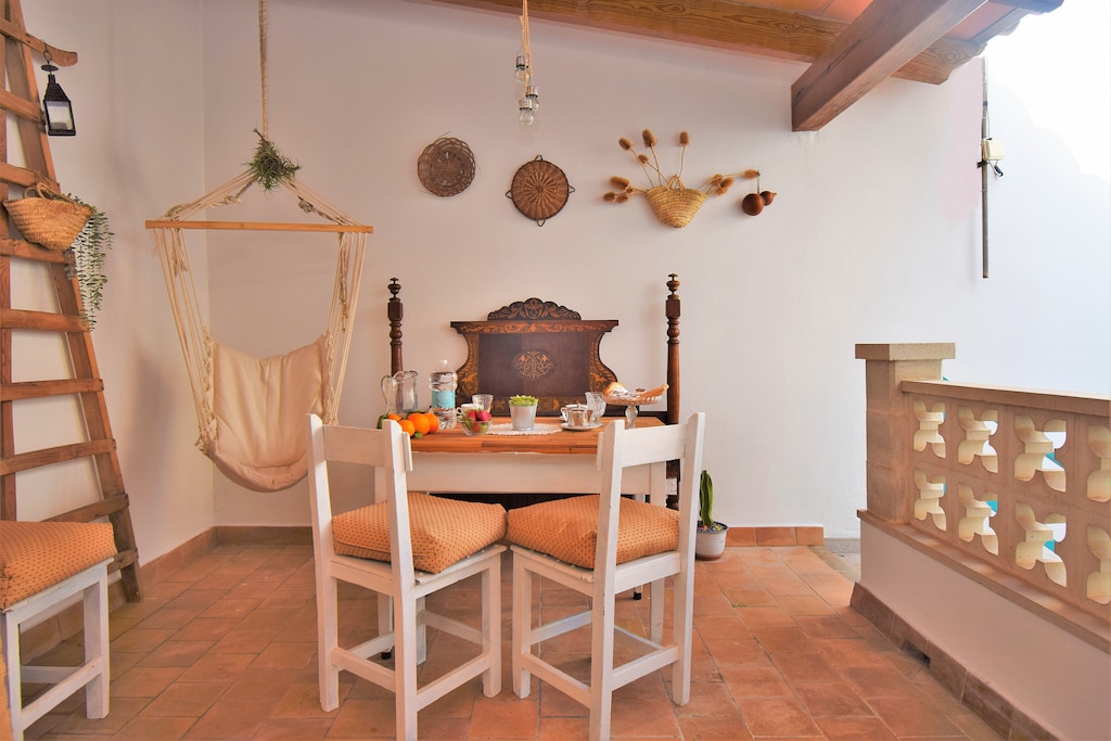 Cosy balcony-terrace, typical of Mallorca.  Ideal for family meals on hot summer evenings.
