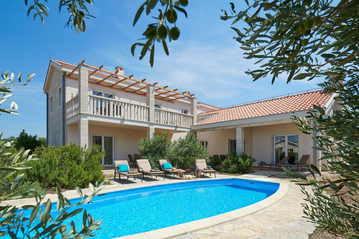 Property Image 2 - Charming Holiday Seaside Villa with Pool