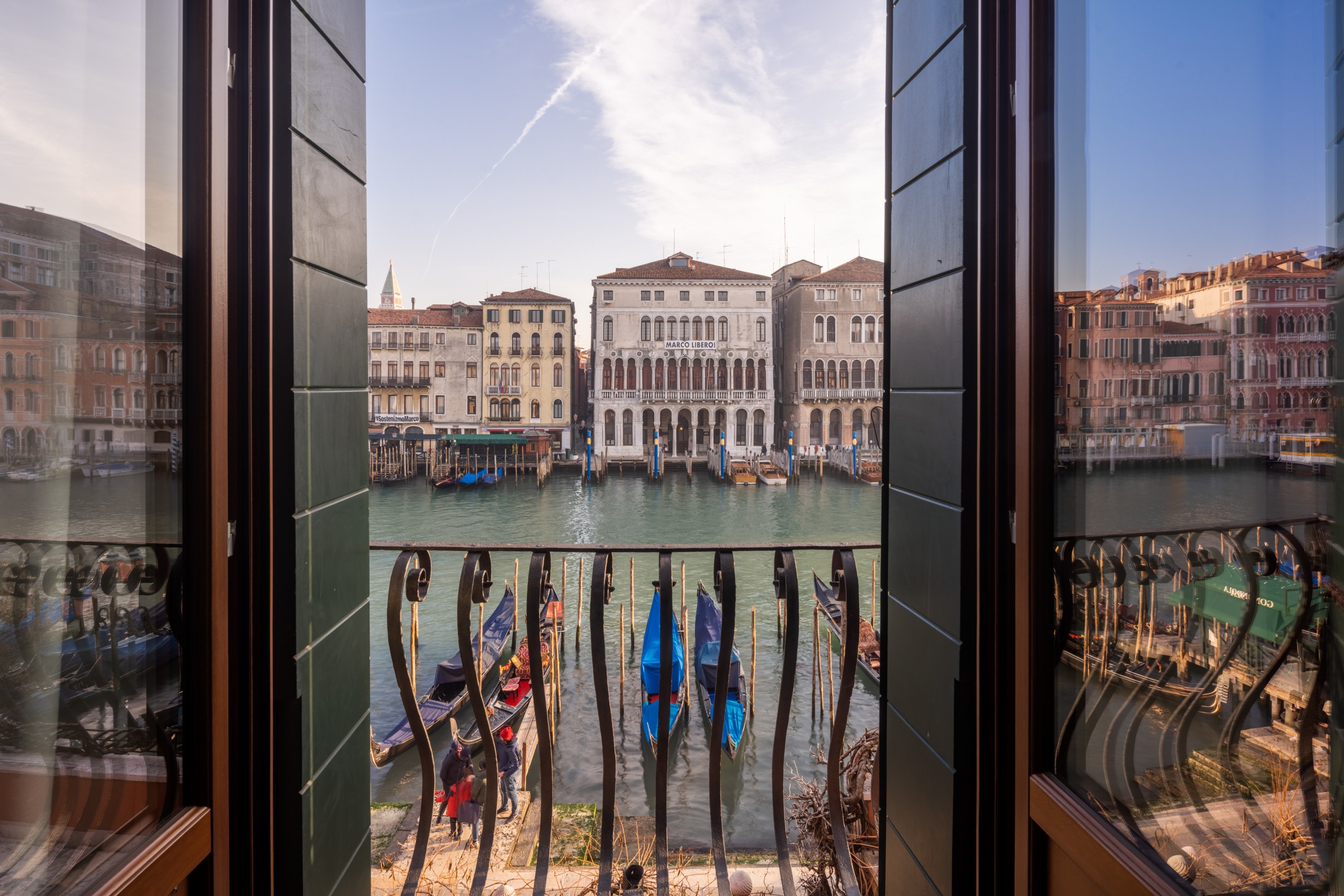 Property Image 1 - Beautiful 2-bedroom with a romantic balcony directly on the Grand Canal