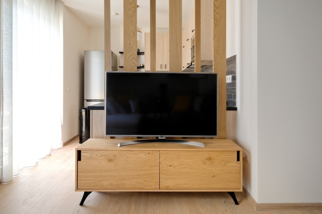Living room with a flat smart TV to watch your favorite showsto listen to your music !