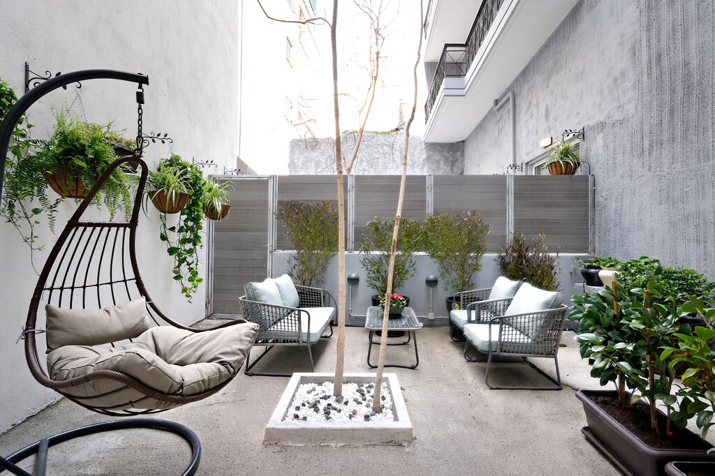 The patio is the perfect place to lay back and relax. Imagine yourself taking the breakfast or  the last drink overthere! Please respect the neighbors and keep noise at low levels.