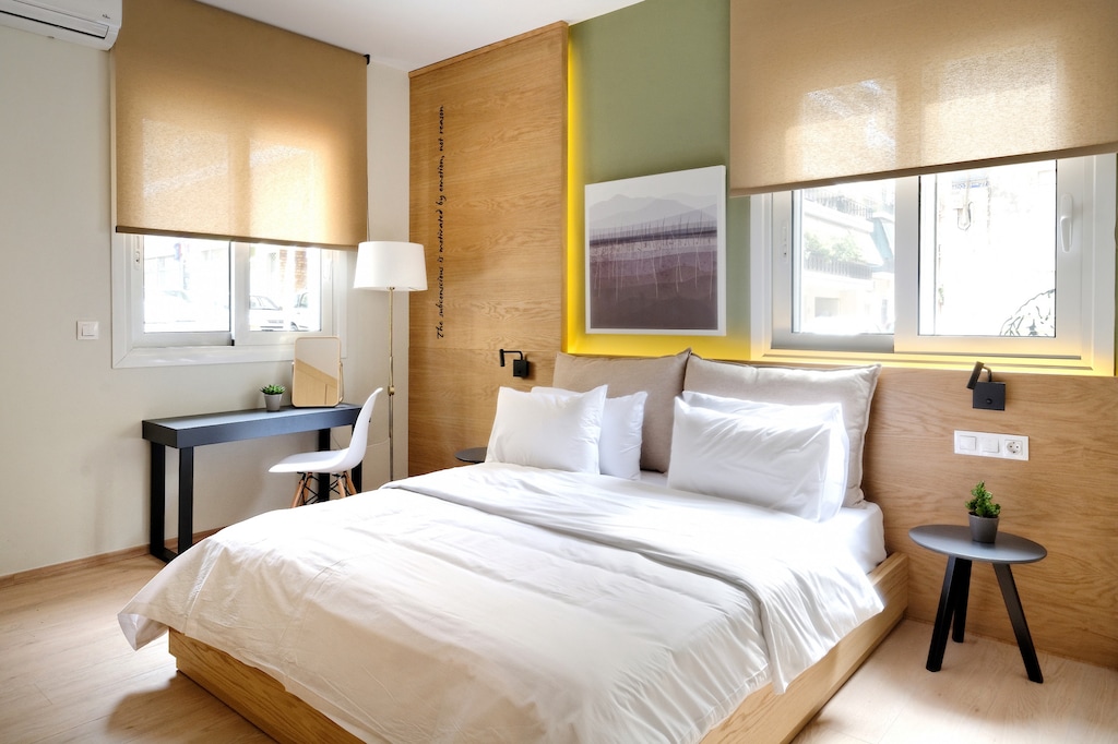 The first bedroom has a queen size bed. The mattress & pillows are super comfortable and the linen are high quality, all of them ready to give you an unforgettable stay.