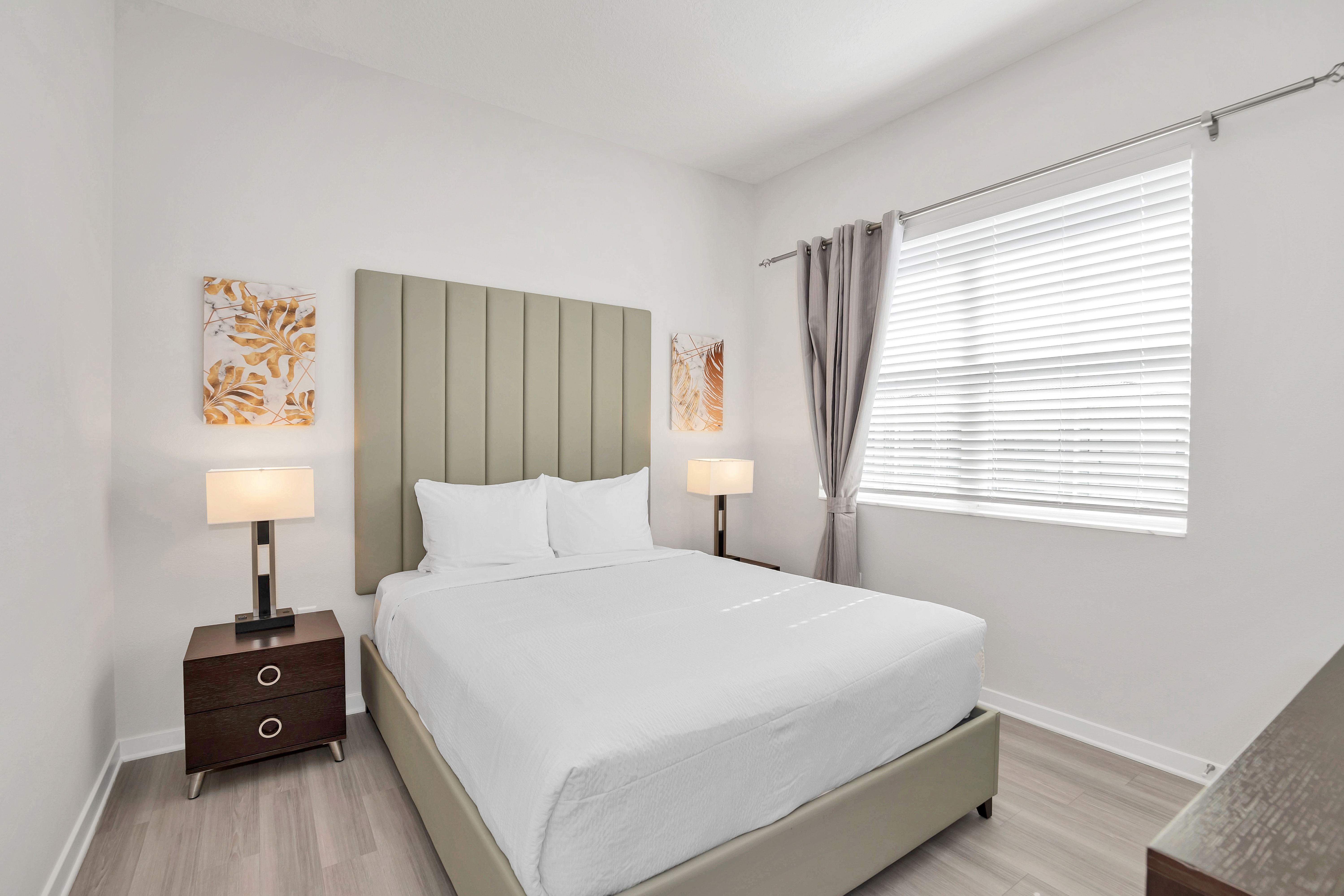 Exclusive bedroom of the condo in Orlando - Comfy double bed for restful nights - Bedroom with a cozy ambiance, blending comfort and aesthetics - Decored with aesthetic wall paintings and majestic table lamps