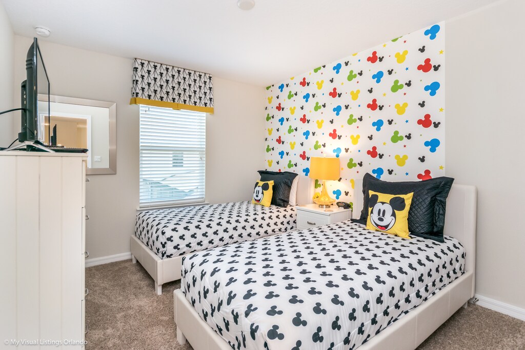 Mickey Themed bedroom of the townhouse in Kissimmee Florida - Experience the magic of Mickey Mouse in this enchanting room - Two charming single beds with Mickey-themed décor - Young imaginations can roam free and dreams of Disney come alive