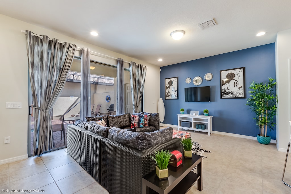 Spectacular living area of the apartment in Kissimmee - Cosy sofas - Elegantly decored living area - Large bright windows of the living area with Mesmerizing views - Beautifully tile furnished floor - Availability of TV and Netflix