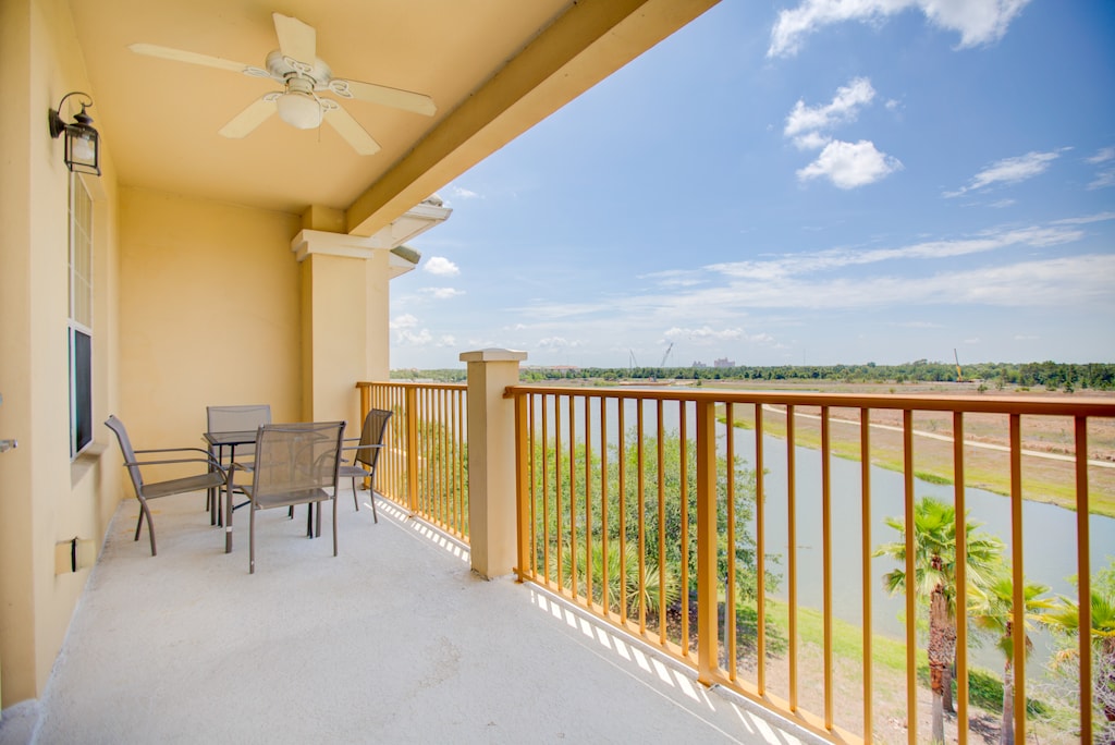 - Panoramic private balcony of the condo in Orlando - Providing a cozy sitting space with 4 persons dinning - Lush views and open skies invite moments of serenity and connection with nature. - Step outside and let the world unfold before you.