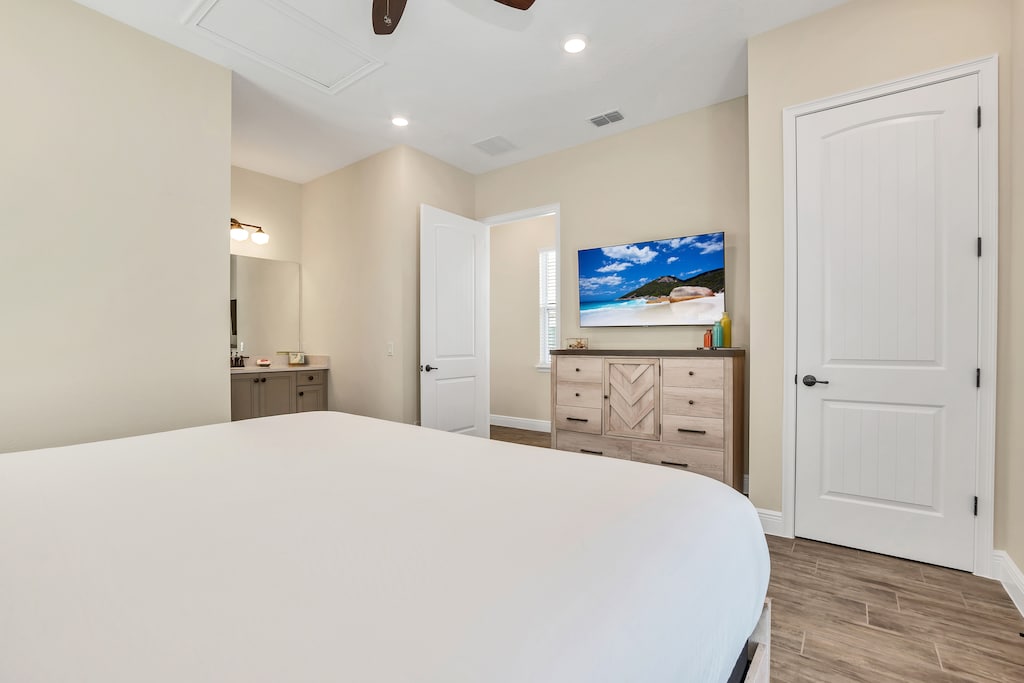 Cozy bedroom of the cottage in Florida - Plush double bed - Spacious bedroom offering comfort and style - Smart TV and Netflix - Thoughtfully designed bedroom featuring functional and stylish furniture
