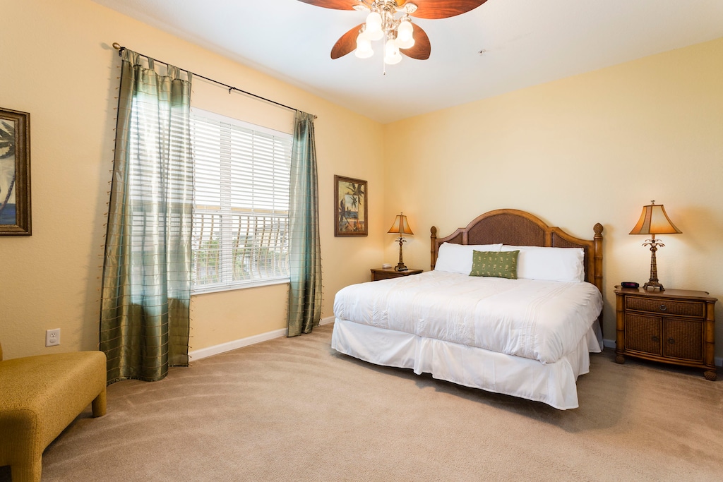 Superb master bedroom of the condo in Orlando - The ambiance is set by a Smart TV - This bedroom creates a haven of modern comfort with relaxing double bed - Stunningly carpeted floor and majestically decored room - Large bright and airy window