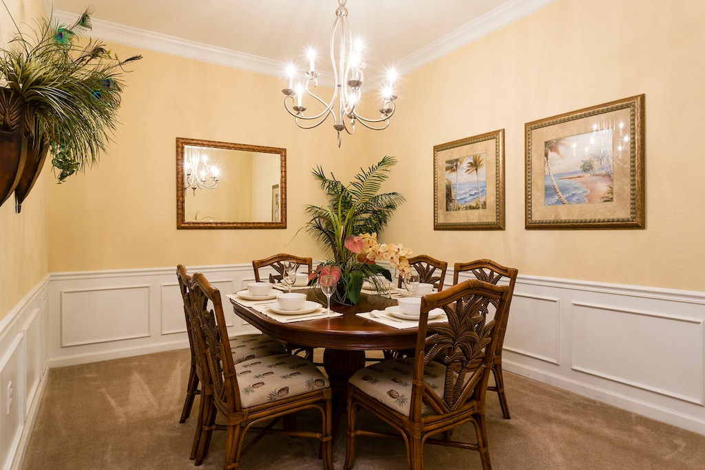 Spectacular dinning area of the condo in Orlando - Completely lavish ambiance - Majestically decored with beach wall painting and a beautifully framed wall mirror - Elite 6 persons dinning under the aroma of lovely Chandelier