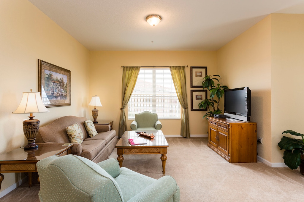 Bright and Airy Lounge Haven of the condo in Orlando - Enjoy the natural light form the well-appointed window that floods our living room - Highlighting the tasteful blend of comfort and sophistication with the cozy sofas - Smart TV available