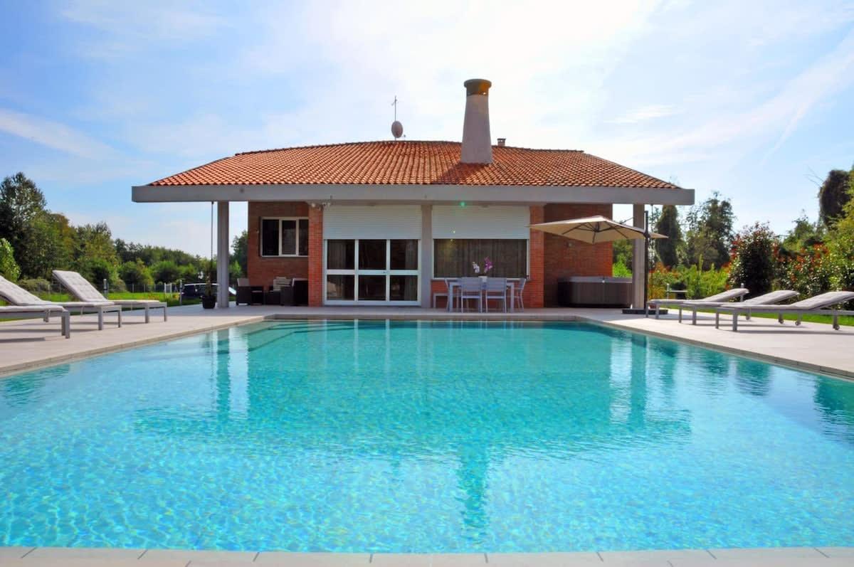 Property Image 1 - Ideal 5 BR Villa With Pool