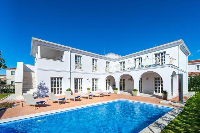 Property Image 1 - Majestic Villa with Large Terrace & Pool