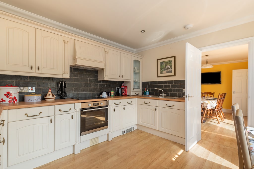 Beach Side Cottage, Sea Views, Parking