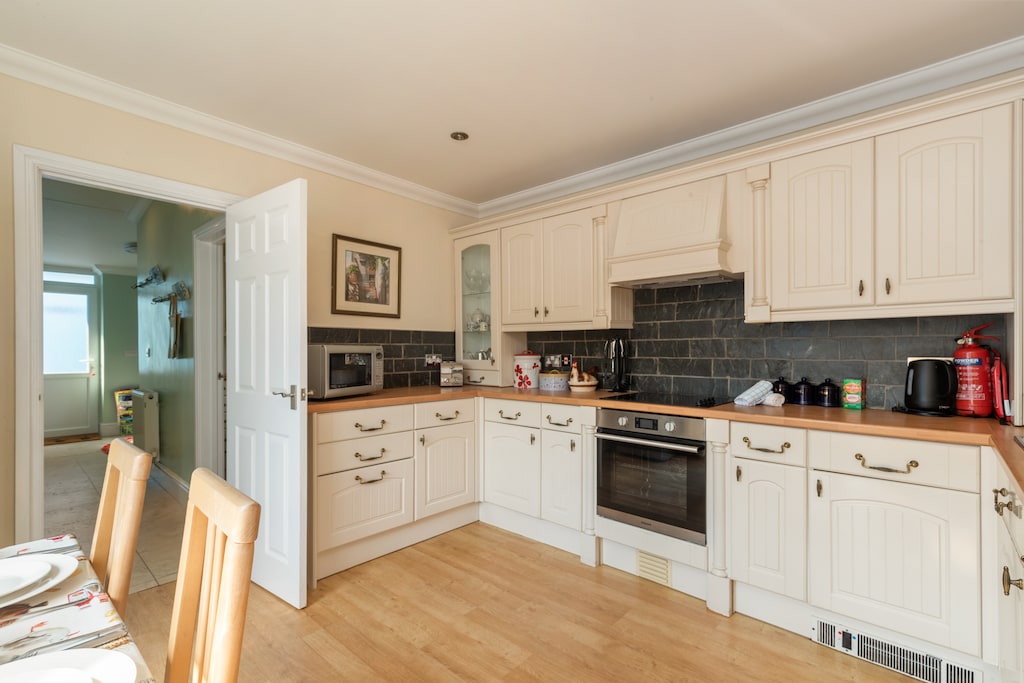 Beach Side Cottage, Sea Views, Parking