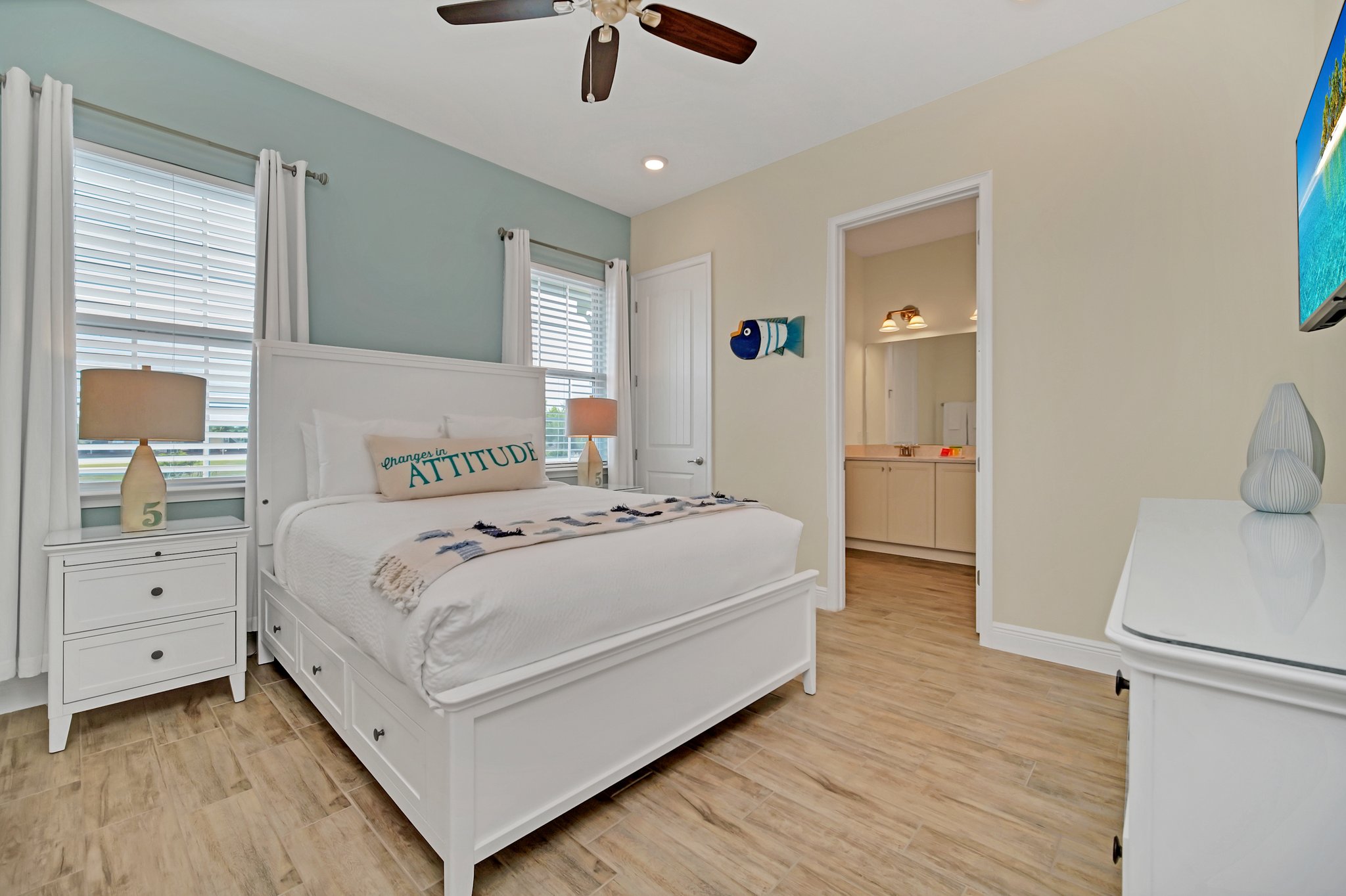 - Comfy bedroom  of the cottage in Reunion Florida - Unwind in serene and cozy bedroom - Designed for your ultimate relaxation  - Attached bathroom for convenience and privacy - Sink into plush comfort and let the soothing ambiance