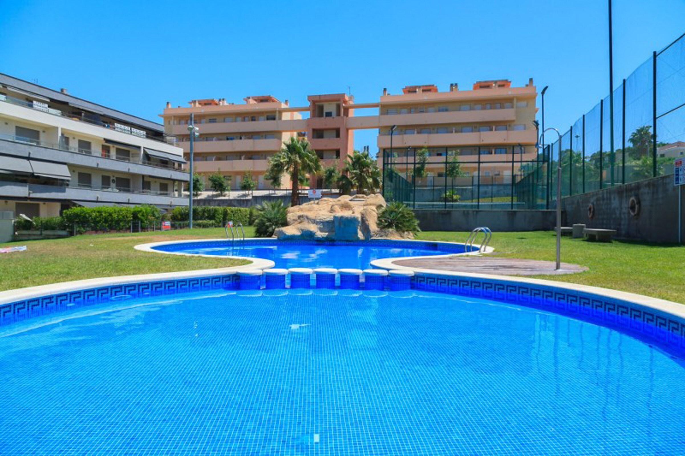 Property Image 1 - Fantastic apartment with pool, tennis & paddle courts in Salou