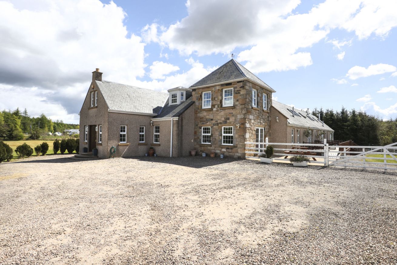Property Image 1 - Greenknowes Farmhouse Retreat 7 Bed With Hot Tub and Bar