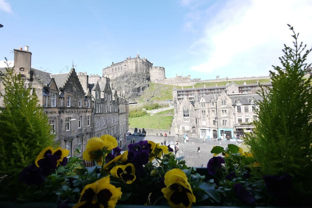 Property Image 2 - Gorgeous nest for 2 with great view to the Castle